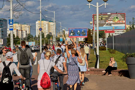 August 15 2020 Minsk Belarus Many people stand by the roadside to protest against violenceのeditorial素材