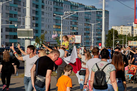 August 15 2020 Minsk Belarus Many people stand by the roadside to protest against violenceのeditorial素材