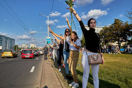 August 15 2020 Minsk Belarus Many people stand by the roadside to protest against violenceのeditorial素材