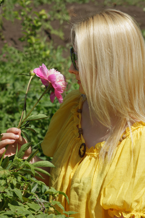 woman in a yellow dress with a flower in the garden

の写真素材