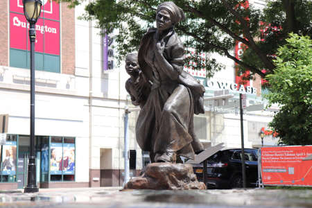 Sculpture of a woman in the center of the cityの写真素材