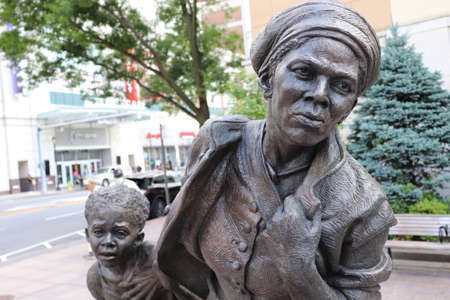 Sculpture of a woman and a child on the street.の写真素材