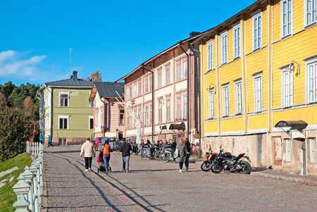 PORVOO, FINLAND - OCTOBER 18, 2015: The River Porvoonjoki Bank with the wooden buildings and cafes in the Old Town. Autumn view.のeditorial素材