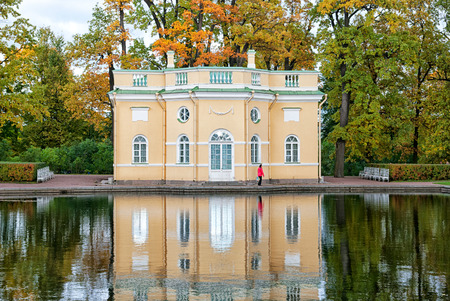 TSARSKOYE SELO, SAINT-PETERSBURG, RUSSIA - OCTOBER 7, 2017: The Upper Bathhouse Pavilion and Mirror Pond in Catherine Park. Was built in 1777-1779. The Tsarskoye Selo is The State Museum-Preserveのeditorial素材