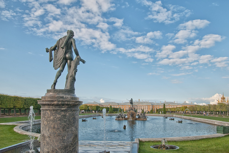PETERHOF, SAINT-PETERSBURG, RUSSIA - SEPTEMBER 2, 2018: The Upper Garden. Apollo Belvedere Statue. St Peter and Paulのeditorial素材