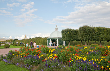 PETERHOF, SAINT-PETERSBURG, RUSSIA - SEPTEMBER 2, 2018: Tourists walk in the Upper Garden near The Trellis Pavilion and Berceau. The State Museum Preserve Peterhofのeditorial素材