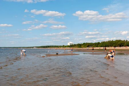 Sestroretsk, Saint-Petersburg, Russia â August 18, 2019: People rest in the water of The Gulf of Finland not far from The Sestroretsk Kurort Sanatoriumのeditorial素材