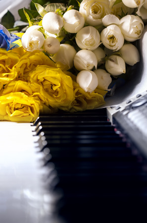 Flowers on Piano Keysの写真素材