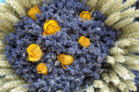 Dried roses and lavender flowers at market, Lourmarin, Vaucluse, Provence-Alpes-Cの写真素材