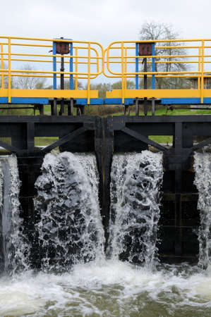 Water spilling over the lock, Ecluse 30 Marigny, Le Bourg, Marigny-sur-Yonne, Nievre, Burgundy, Franceの写真素材