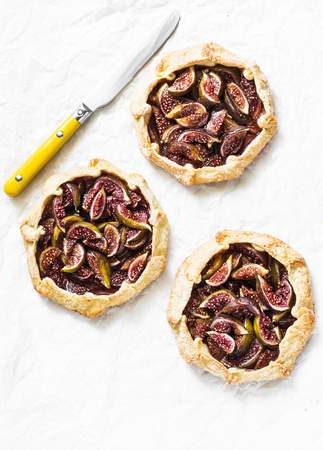Caramelized figs tarts or pies on a light background, top view. Flat layの写真素材
