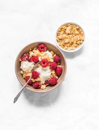 Homemade homemade ice cream with raspberries and sugar crumb cookies on a light background, top viewの写真素材