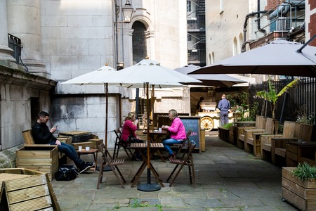 LONDON, UK - April 08, 2015: Visitors outdoor caf , coffee breakのeditorial素材