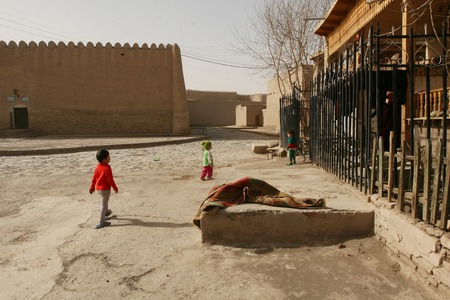 Khiva, Uzbekistan - March 08, 2009: Poverty in Uzbekistan. Children in the courtyard of the house play with themselves. No children's playgrounds. Everyday lifeのeditorial素材