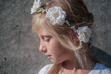 Girl in a wreath of white roses and pearlsの写真素材