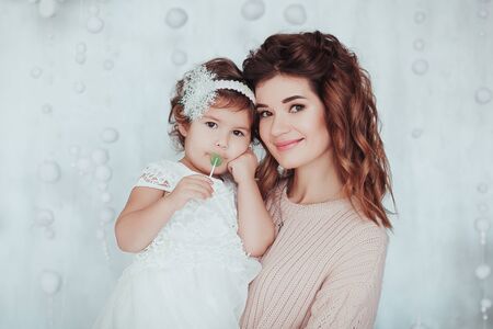 Young Mom Little Daughter Portrait Christmas Shootの写真素材