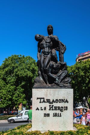 Tarragona, Spain-August 9, 2013: monument to the heroes of 1811 on Rambla Nova, Catalonia. Attractions In Catalonia. Monument of human figures.のeditorial素材
