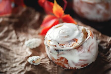 Freshly baked sweet rolls on a beautiful old Board. Close up.の写真素材