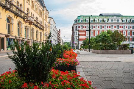 Oslo-1 2013 2013: start, architecture, decoration with flowers on the streets of the European capital in the Ostland district with a clear blue sky on a warm Sunny summer day. Selective focus.のeditorial素材