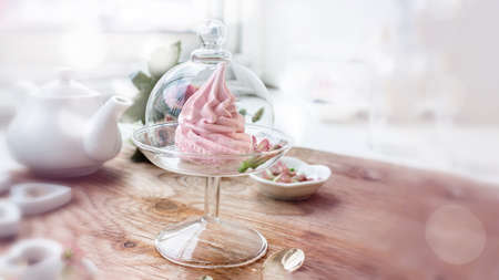 fresh handmade marshmallows in a light mood. Close-up of a pink marshmallow in a transparent glass vase. Serving handmade confectionery in a cafe. Copy space.の写真素材