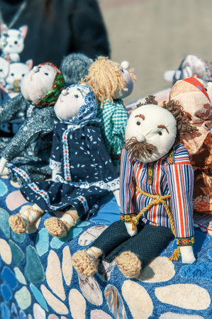 29.11.2022. Kolomna, Moscow region. The festival of needlework in the patchwork style. Handmade toys are presented in the showcase. National folk artのeditorial素材