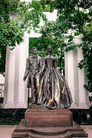 Moscow, Russia - July 9, 2015 Monument to Alexander Pushkin and Natalya Goncharova on the Old Arbatのeditorial素材