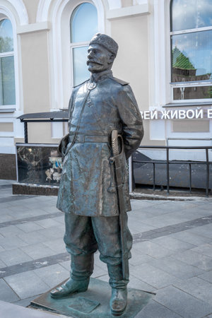 NIZHNY NOGVOROD, RUSSIA - May 29, 2023: Statue of a policeman on Bolshaya Pokrovskaya street in the city center. Small architectural forms in the city.のeditorial素材