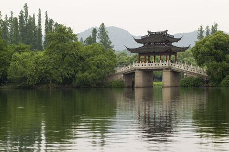 Famous Su Di Bridge on West Lake, Hangzhou, Chinaの写真素材