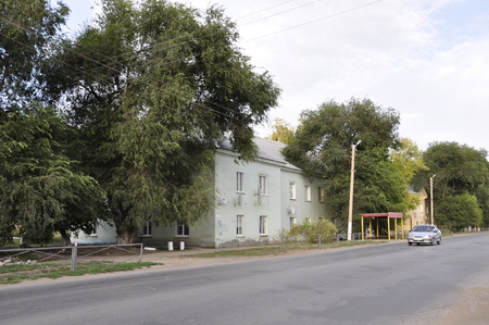 Pugachev, Saratov region, Center of Russia. August 1, 2017. Old house and green trees on the town streetのeditorial素材