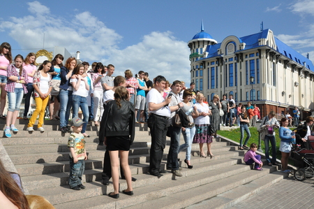 Tomsk, Russia, in summer day. Lenin Square. July 10, 2017. Men are showing tricks. People participatingのeditorial素材