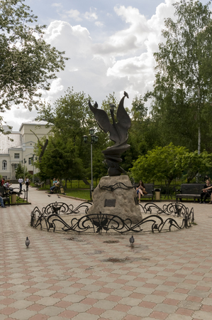 Tomsk, Russia, Lenin street. July 10, 2017. Walking on the city streets in summer. The monument of green snake in the parkのeditorial素材