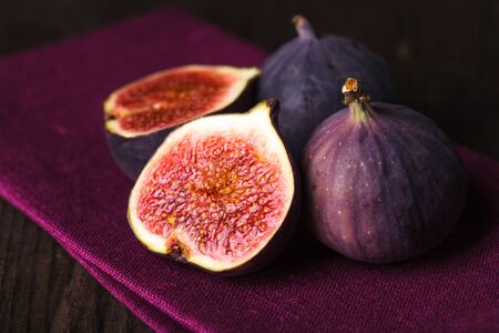 Slice of purple figs on background closeupの写真素材