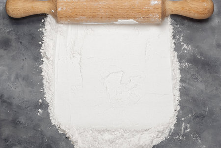 wooden rolling pin and flour top viewの写真素材