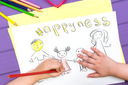 The child paints a sketch of the familyの写真素材