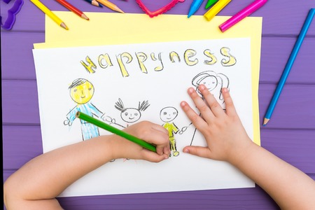 The child paints a sketch of the familyの写真素材