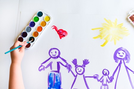 Childs hand paints sketch of the familyの写真素材