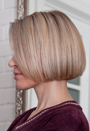 hairstyle a short bean on a blonde girl in a beauty salon Chelyabinsk, russia June 1, 2018のeditorial素材