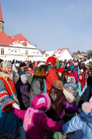 Gatchina, Leningrad Region, Russia - March 5, 2011: the traditional spring holiday in Russia is Maslenitsa. National holiday Maslenitsa. People and artists in folk costumes lead a round danceのeditorial素材