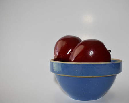 apples in bowlの写真素材