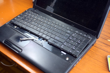  Untwisting of laptop 