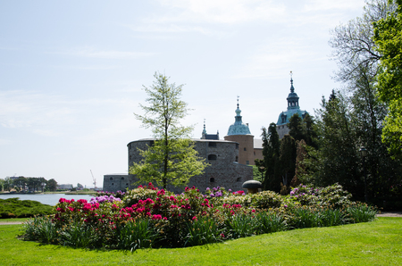 Flowers in front of the medieval Kalmar castle in Swedenのeditorial素材