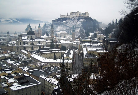 The Hohensalzburg fortress overlooks the city. The fortress was once an impregnable refuge in times of dangerのeditorial素材