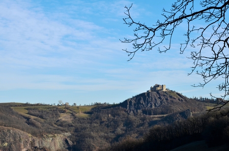 The Castle of Rossena is located in the area of the Matildic Lands in the Papennino Reggiano. The remains of the castle, well preserved, rise on a reddish volcanic cliff. The castle of the tenth century was part of a difensive system designed to protect tのeditorial素材