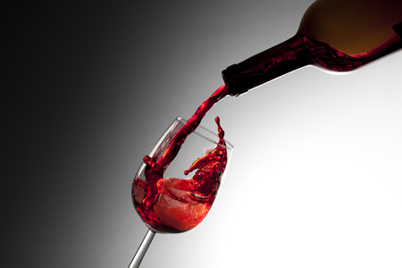 pouring red wine, wine splash effectの写真素材