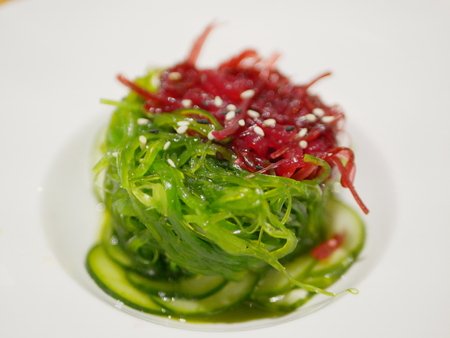 Close up of two-colors Japanese seaweed salad with sesame oilの写真素材