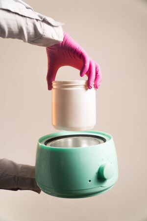 lower can of sugar paste to heat verticalの写真素材