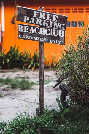Free parking sign on wooden plateの写真素材