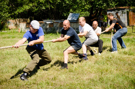 KOMSOMOLSK-ON-AMUR, RUSSIA, AUGUST 1, 2015. Public open Railroader's day. rope pulling in the competition amateursのeditorial素材