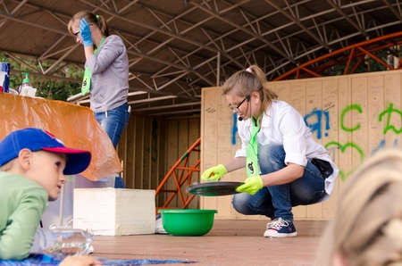 Komsomolsk-on-Amur, RUSSIA - AUGUST 27, 2018. Showing physical and chemical experiments for children. experience with the formation of foam and steam.のeditorial素材