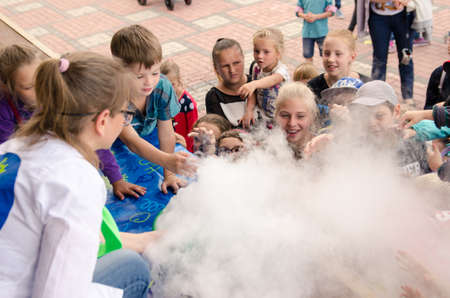 Komsomolsk-on-Amur, RUSSIA - AUGUST 27, 2018. Showing physical and chemical experiments for children. experience with the formation of foam and steam.のeditorial素材